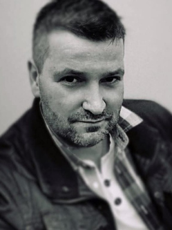 Robert, 48 �ves mak�i t�rskeres� f�rfi