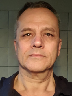 Csaba, 63 �ves t�rskeres� f�rfi, Kemence