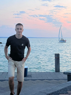 Attila, 20 �ves t�rskeres� f�rfi, B�k�scsaba