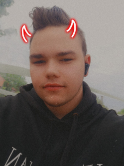 Alex, 20 �ves t�rskeres� f�rfi, M�lyk�t