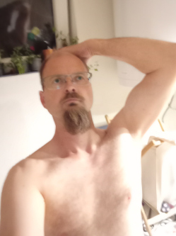 Zoli, 46 �ves t�rskeres� f�rfi, P�ty