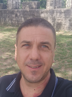 G�bor, 44 �ves t�rskeres� f�rfi, Gy�r