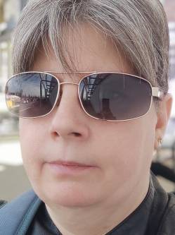 Elvira, 47 �ves t�rskeres� n�, L�rinci