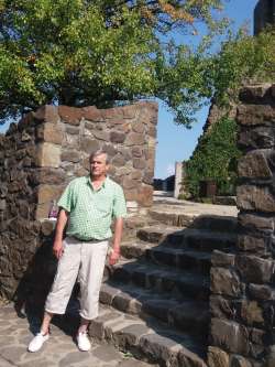 L�szl�, 70 �ves t�rskeres� f�rfi, G�d�ll�