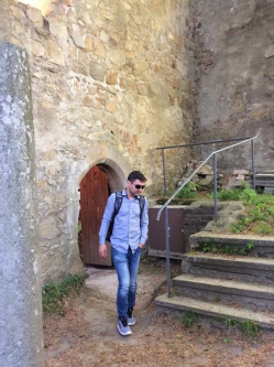 Zoli, 43 �ves t�rskeres� f�rfi, Felgy�