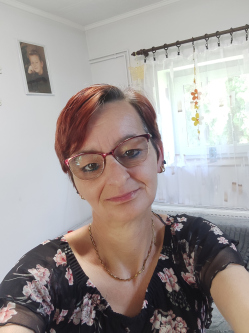 Andrea, 46 �ves t�rskeres� n�, Sz�l�sgy�r�k