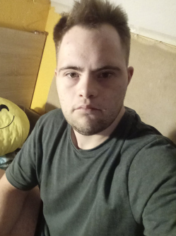 Bertalan, 22 �ves t�rskeres� f�rfi, Koml�