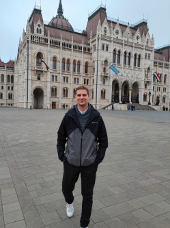 Viktor, 43 �ves t�rskeres� f�rfi, M�traderecske
