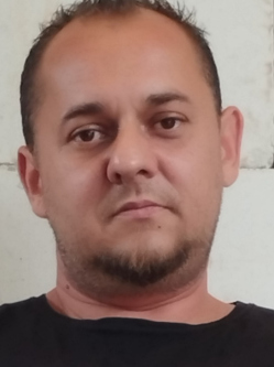 Zoli, 44 �ves t�rskeres� f�rfi, Tata