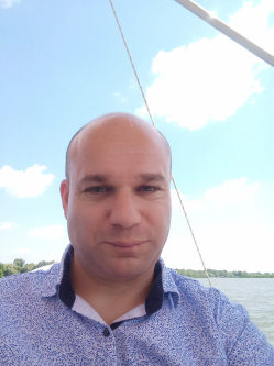 D�vid, 40 �ves t�rskeres� f�rfi, Ny�regyh�za