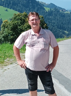 J�zsef, 56 �ves t�rskeres� f�rfi, Buzs�k