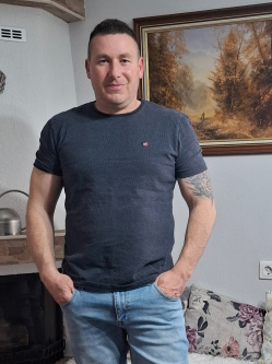 Gergely, 44 �ves t�rskeres� f�rfi, Bonyh�d