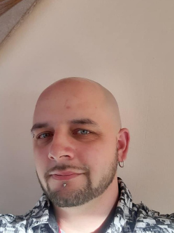 Ferenc, 39 �ves t�rskeres� f�rfi, S�rv�r