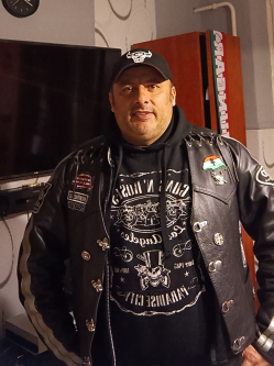 Andr�s, 45 �ves t�rskeres� f�rfi, P�sp�klad�ny