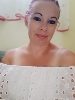 Marika, 45 �ves t�rskeres� n�, Alm�skereszt�r