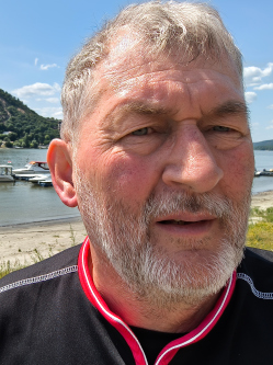 Sanyi, 61 �ves t�rskeres� f�rfi, Monor