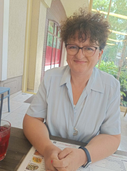 M�ni, 57 �ves t�rskeres� n�, Gyula