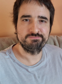 Csaba, 39 �ves t�rskeres� f�rfi, P�cel