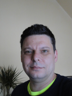 Jen�, 45 �ves t�rskeres� f�rfi, P�cs