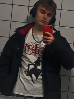 Alex, 22 �ves t�rskeres� f�rfi, Gy�r