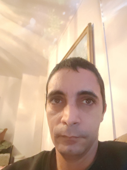 Laci, 43 �ves t�rskeres� f�rfi, Z�hony