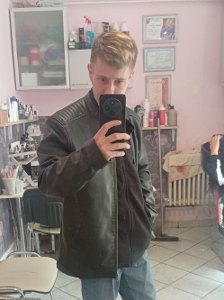 Ren�t�, 26 �ves t�rskeres� f�rfi, Tatab�nya