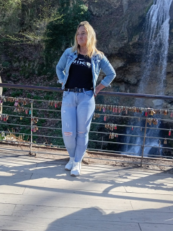 Ildik�, 50 �ves t�rskeres� n�, Hajd�hadh�z