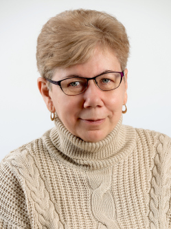 M�ria, 63 �ves t�rskeres� n�, Kunszentm�rton
