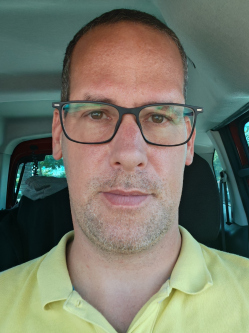 Benedek, 42 �ves t�rskeres� f�rfi, V�c
