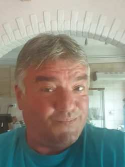 Zoli, 60 �ves t�rskeres� f�rfi, Hal�sztelek