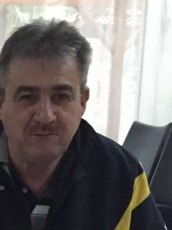 Sanyi, 64 �ves t�rskeres� f�rfi, Salg�tarj�n