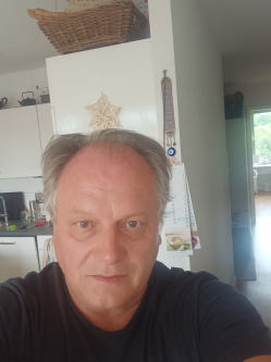 Ott�, 60 �ves t�rskeres� f�rfi, Budapest