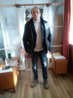 Ati, 59 �ves t�rskeres� f�rfi, Bonyh�d
