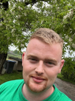 Csaba, 24 �ves t�rskeres� f�rfi, L�nycs�k