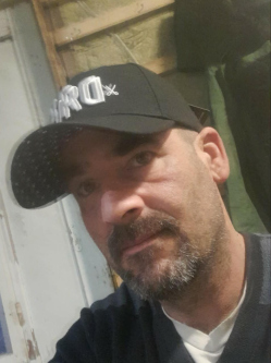 Gabor, 43 �ves t�rskeres� f�rfi, Vasad