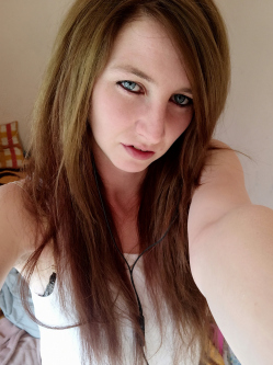 Cintia, 31 �ves t�rskeres� n�, Esztergom