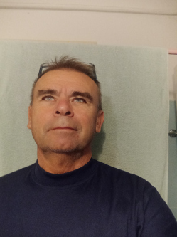 Toti, 58 �ves t�rskeres� f�rfi, K�rmend
