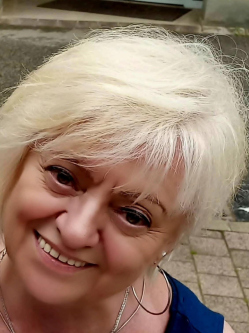 Tusika, 75 �ves t�rskeres� n�, Budapest