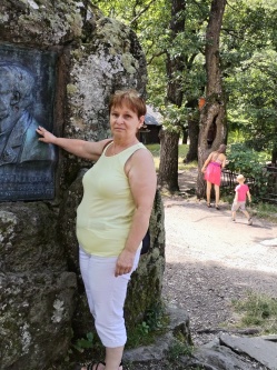 Kata, 65 �ves t�rskeres� n�, Gy�ngy�s