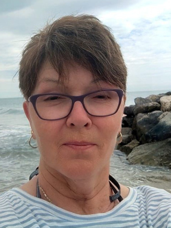 Vir�g, 54 �ves t�rskeres� n�, Veszpr�m