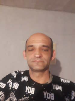 Ern�, 41 �ves t�rskeres� f�rfi, Hajd�bagos