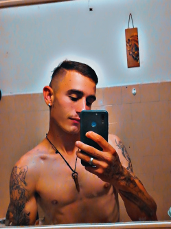 D�vid, 22 �ves t�rskeres� f�rfi, T�pi�s�g