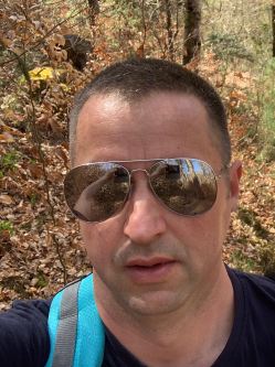 Benjamin, 42 �ves t�rskeres� f�rfi, �cs�d