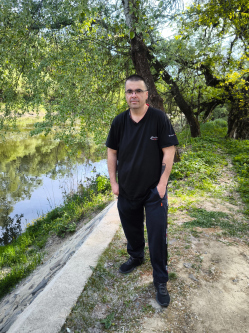 G�bor, 42 �ves t�rskeres� f�rfi, Sziksz�