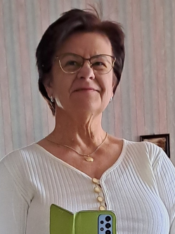 Agi, 56 �ves t�rskeres� n�, Cs�ny
