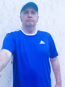 Roberto, 49 �ves t�rskeres� f�rfi, Karcag