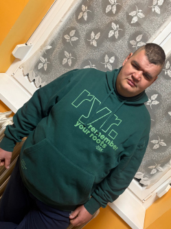 Arnold, 29 �ves t�rskeres� f�rfi, Csongr�d