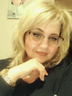 M�nika, 53 �ves t�rskeres� n�, In�rcs