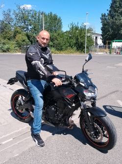 Norbert, 46 �ves t�rskeres� f�rfi, Bonyh�d