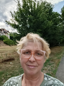 Jutka, 64 �ves t�rskeres� n�, Izs�k